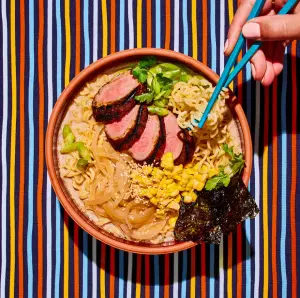 Ramen au Filet de Porc et Maïs : Un Bouillon Crémeux à l'Ail Confit