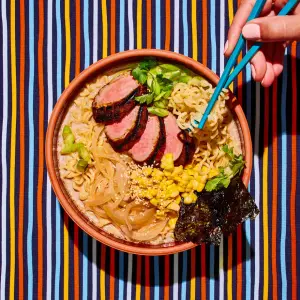 Ramen au Filet de Porc et Maïs : Un Bouillon Crémeux à l&rsquo;Ail Confit