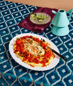 Recette Facile : Poisson Rôti et Polenta Crémeuse aux Tomates et Poivrons