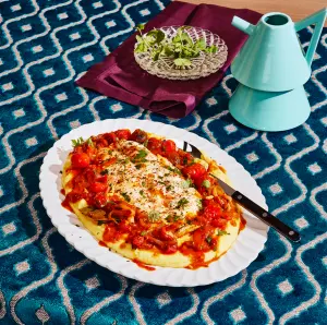 Recette Facile : Poisson Rôti et Polenta Crémeuse aux Tomates et Poivrons