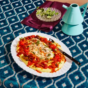 Recette Facile : Poisson Rôti et Polenta Crémeuse aux Tomates et Poivrons