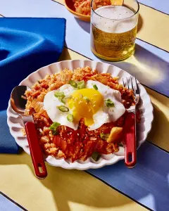 Riz frit au kimchi avec œuf au plat