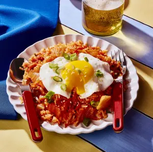 Riz frit au kimchi avec œuf au plat