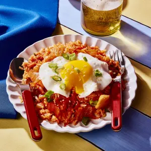 Riz frit au kimchi avec œuf au plat