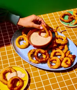 Rondelles d'oignon croustillantes à la bière et leur sauce fromagère onctueuse