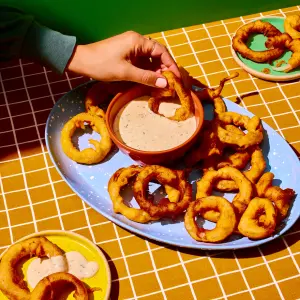 Rondelles d&rsquo;oignon croustillantes à la bière et leur sauce fromagère onctueuse