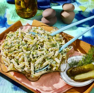 Salade de pâtes aux cornichons et crème sure — la recette qui cartonne partout