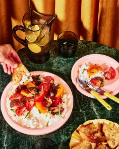 Salade de tomates et fromage cottage à la vinaigrette tiède