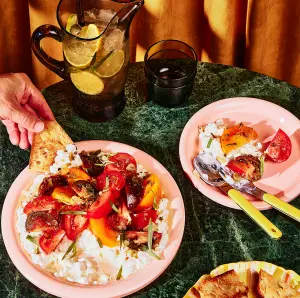 Salade de tomates et fromage cottage avec vinaigrette à l'anis et estragon