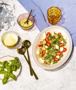 Salade Fraîcheur : Pommes de Terre Grelots, Pesto et Fromage en Grains