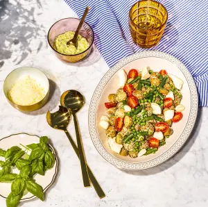 Salade Fraîcheur : Pommes de Terre Grelots, Pesto et Fromage en Grains
