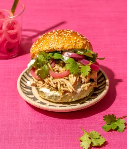 Sandwich au poulet effiloché mexicain : la recette facile à la mijoteuse