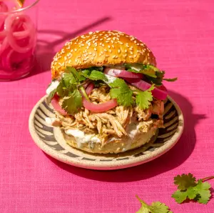 Sandwich au poulet effiloché mexicain : la recette facile à la mijoteuse