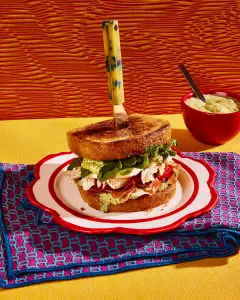 Sandwichs au poulet à l'italienne, pesto et mozzarella fraîche