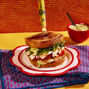 Sandwichs au poulet à l&rsquo;italienne, pesto et mozzarella fraîche