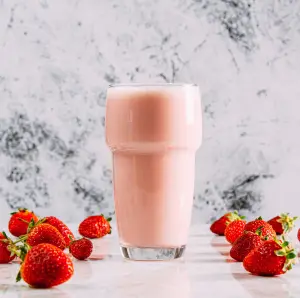 Smoothie Fraises et Basilic : Une Boisson Rafraîchissante Maison et Saine