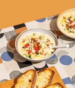 Soupe Crémeuse Épicée au Poulet et Légumes : La Recette Réconfortante Parfaite