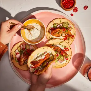 Tacos au Flétan Frais : Recette Simple avec Crème d'Avocat et Salade Croquante
