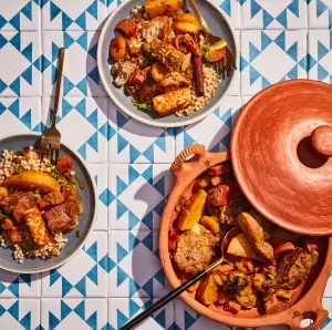 Tajine de Porc à l'Halloumi et Rhubarbe : Une Recette Mijotée aux Saveurs Inattendues
