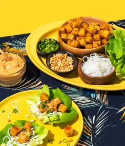 Tofu caramélisé à l'érable en feuilles de laitue : un repas frais et gourmand