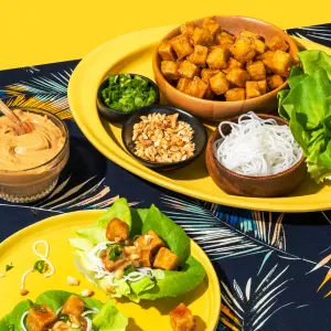 Tofu caramélisé à l&rsquo;érable en feuilles de laitue : un repas frais et gourmand