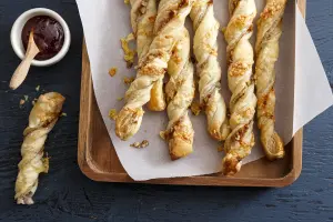 Torsades de Pâte Feuilletée au Fromage et Gelée de Porto : Un Apéritif Gourmand et Facile