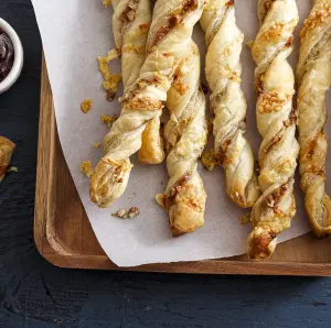 Torsades de Pâte Feuilletée au Fromage et Gelée de Porto : Un Apéritif Gourmand et Facile