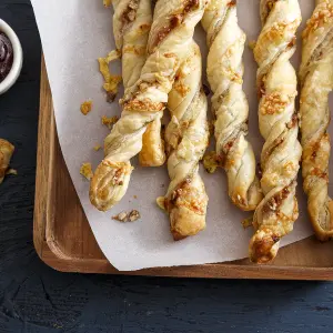 Torsades de Pâte Feuilletée au Fromage et Gelée de Porto : Un Apéritif Gourmand et Facile