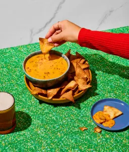 Trempette chaude au Petit Crémeux et saucisse épicée : l'apéritif idéal