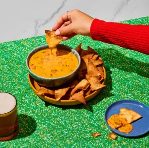 Trempette chaude au Petit Crémeux et saucisse épicée : l'apéritif idéal