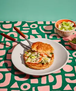 Vol-au-vent au saumon fumé, poireaux et asperges : une recette élégante et facile